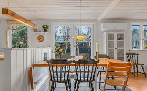 Hughlek - from the Sea: Møbel, Indretning, Gulvbelægning, Træ, Loft, Lysarmatur, Spisestue, Etage, Stol, Bord