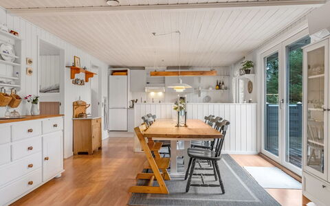 Hughlek - from the Sea: Gulvbelægning, Indretning, Køkken, Møbel, Træ, Loft, Countertop, Etage, Trægulve, Lysarmatur