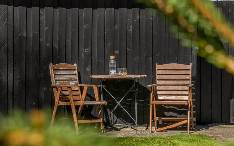 Hughlek - from the Sea: Møbel, Træ, Indretning, Gulvbelægning, Etage, Stol, Værelse, Loft, Stue, Lejlighed