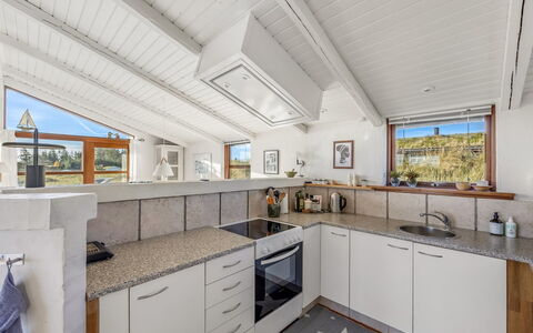 Sigbritt - 750M from the Sea: Træ, Gulvbelægning, Køkken, Countertop, Etage, Loft, Indretning, Cabinetry, Større Bandage, Bejdse