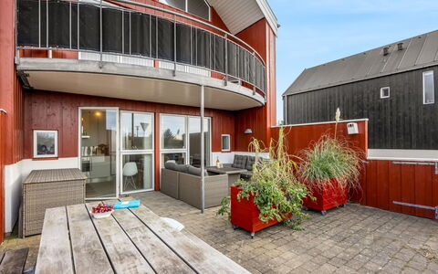 Janik - 700M from the Sea: Møbel, Træ, Indretning, Gulvbelægning, Etage, Stol, Værelse, Loft, Stue, Lejlighed