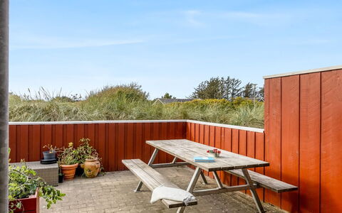 Janik - 700M from the Sea: Møbel, Træ, Indretning, Gulvbelægning, Etage, Stol, Værelse, Loft, Stue, Lejlighed