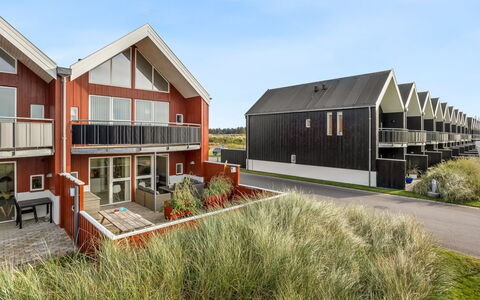 Janik - 700M from the Sea: Møbel, Træ, Indretning, Gulvbelægning, Etage, Stol, Værelse, Loft, Stue, Lejlighed
