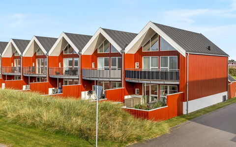 Janik - 700M from the Sea: Møbel, Træ, Indretning, Gulvbelægning, Etage, Stol, Værelse, Loft, Stue, Lejlighed