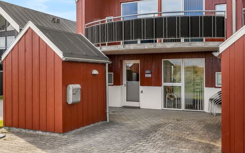 Janik - 700M from the Sea: Møbel, Træ, Indretning, Gulvbelægning, Etage, Stol, Værelse, Loft, Stue, Lejlighed