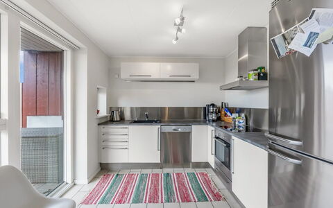 Janik - 700M from the Sea: Køkken, Køkken Apparat, Countertop, Gulvbelægning, Indretning, Større Bandage, Møbel, Etage, Loft, Træ