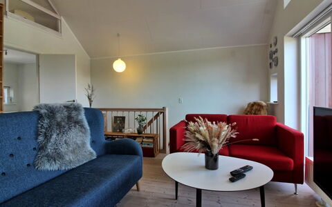 Janik - 700M from the Sea: Gulvbelægning, Indretning, Møbel, Væg, Etage, Couch, Træ, Loft, Stue, Værelse