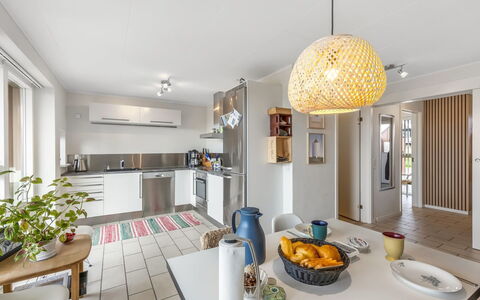 Janik - 700M from the Sea: Indretning, Møbel, Gulvbelægning, Countertop, Etage, Køkken, Loft, Træ, Lysarmatur, Værelse