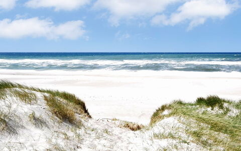 Bryngeir - 100M from the Sea: Himmel, Blå, Vand, Daytime, Krop Af Vand, Strand, Naturligt Miljø, Horisont, Kyst
