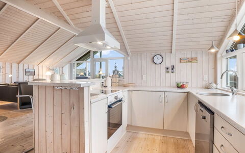 Bryngeir - 100M from the Sea: Træ, Loft, Hjem, Indretning, Gulvbelægning, Etage, Trægulve, Dør, Køkken, Countertop