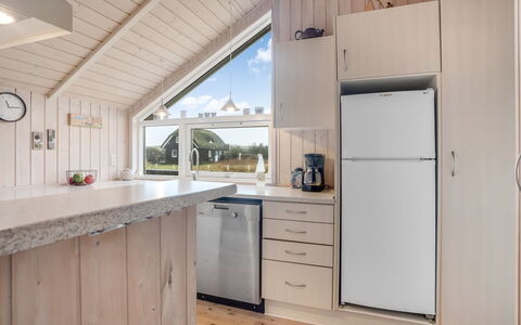 Bryngeir - 100M from the Sea: Træ, Køkken, Gulvbelægning, Indretning, Etage, Loft, Countertop, Møbel, Hjem, Cabinetry