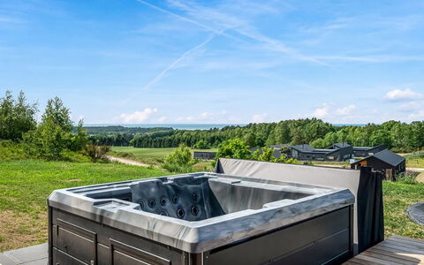 Gillis - 1Km from the Sea: Svømmepøl, Jacuzzi, Badekar, Sanitærarmatur