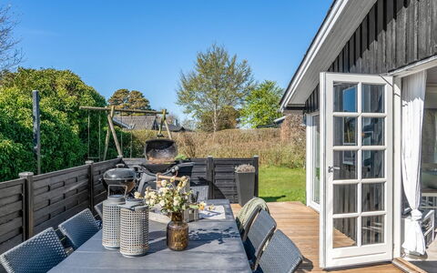 Detlef - 400M from the Sea: Sommerhus, Backyard, Gård, Garden Bygninger, Skur, Sidespor, Udendørs Møbler, Bjælkehytte, Udendørs Struktur, Hytte
