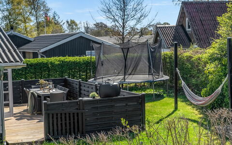 Detlef - 400M from the Sea: Sommerhus, Backyard, Gård, Garden Bygninger, Skur, Sidespor, Udendørs Møbler, Bjælkehytte, Udendørs Struktur, Hytte