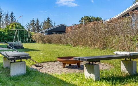 Detlef - 400M from the Sea: Sommerhus, Backyard, Gård, Garden Bygninger, Skur, Sidespor, Udendørs Møbler, Bjælkehytte, Udendørs Struktur, Hytte