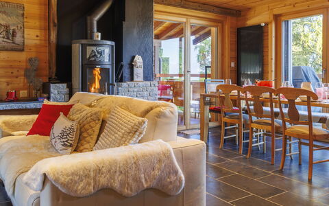 Le Bouquetin: Møbel, Indretning, Træ, Gulvbelægning, Loft, Etage, Bord, Stol, Stue, Værelse