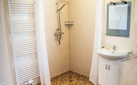 Schnakenberg: Gulvbelægning, Sanitærarmatur, Etage, Badeværelse, Indretning, Vvs, Toilet, Værelse, Tap, Dør