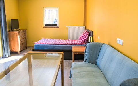 Schnakenberg: Møbel, Væg, Indretning, Etage, Gulvbelægning, Træ, Værelse, Belysning, Loft, Bord