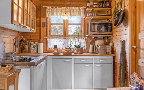 Hakon - 1Km from the Sea: Køkken, Køkken Apparat, Træ, Større Bandage, Countertop, Indretning, Møbel, Cabinetry, Gulvbelægning, Husholdningsapparat