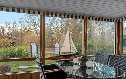Hakon - 1Km from the Sea: Møbel, Træ, Indretning, Stol, Skygge, Glas, Loft, Veranda, Eco Hotel, Køkken & Spisebord