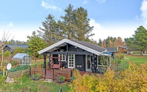 Hakon - 1Km from the Sea: Træ, Hus, Tag, Sommerhus, Hjem, Landdistrikt, Sidespor, Garden Bygninger, Veranda, Bjælkehytte