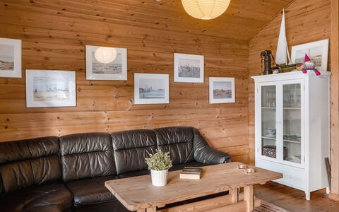 Hakon - 1Km from the Sea: Møbel, Indretning, Træ, Gulvbelægning, Loft, Etage, Værelse, Couch, Stue, Hjem