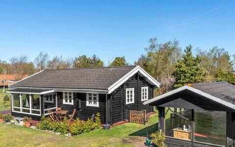 Hakon - 1Km from the Sea: Sommerhus, Backyard, Gård, Garden Bygninger, Skur, Sidespor, Udendørs Møbler, Bjælkehytte, Udendørs Struktur, Hytte