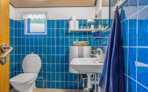 Wenche - 840M from the Sea: Blå, Sanitærarmatur, Badeværelse, Håndvask, Indretning, Tap, Vvs, Flise, Gulvbelægning, Toilet