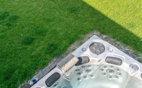 Barnet - 180M to the Fjord: Have, Lawn, Kunstgræs, Gård, Landscaping, Backyard, Jacuzzi, Water Feature