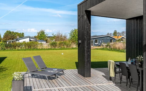 Barnet - 180M to the Fjord: Tag, Hjem, Dør, Sommerhus, Skygge, Sidespor, Gård, Estate, Backyard