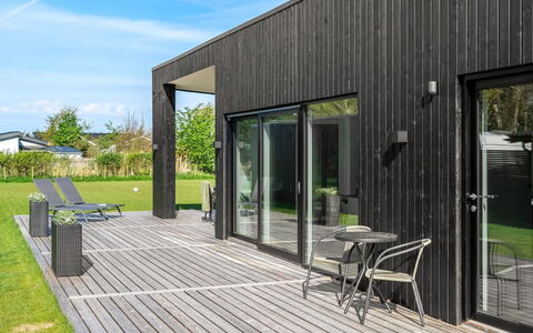 Barnet - 180M to the Fjord: Tag, Hjem, Dør, Sommerhus, Skygge, Sidespor, Gård, Estate, Backyard