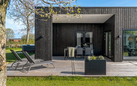 Barnet - 180M to the Fjord: Tag, Hjem, Dør, Sommerhus, Skygge, Sidespor, Gård, Estate, Backyard