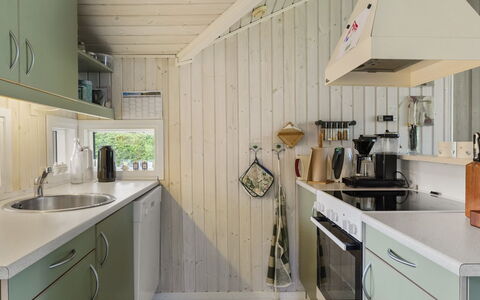Erok - from the Sea: Træ, Køkken, Gulvbelægning, Loft, Indretning, Countertop, Etage, Møbel, Cabinetry, Køkken Apparat
