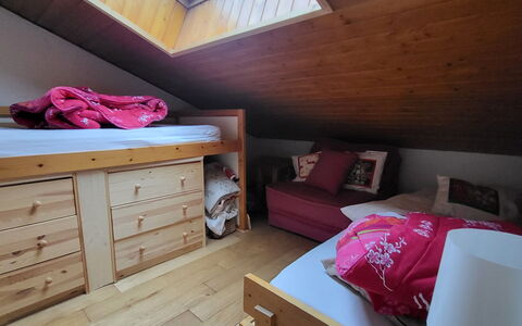 Balcons de Venosc: Møbel, Træ, Indretning, Soveværelse, Etage, Gulvbelægning, Seng, Loft, Værelse, Attic