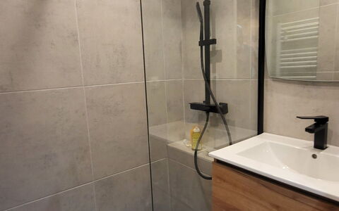 Balcons de Venosc: Gulvbelægning, Etage, Sanitærarmatur, Flise, Vvs, Badeværelse, Badeværelsesskab, Toilet
