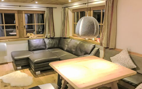 Aschau im Zillertal 675: Møbel, Træ, Indretning, Gulvbelægning, Couch, Etage, Belysning, Loft, Stue, Værelse