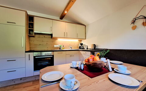 Schwarzenau: Træ, Indretning, Gulvbelægning, Loft, Møbel, Etage, Køkken, Countertop, Bejdse, Cabinetry