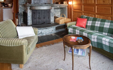Chalet les Portes: Møbel, Indretning, Gulvbelægning, Træ, Etage, Stue, Couch, Værelse, Belysning, Bord