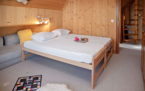 Chalet les Portes: Indretning, Træ, Møbel, Gulvbelægning, Etage, Loft, Værelse, Soveværelse, Seng, Bejdse