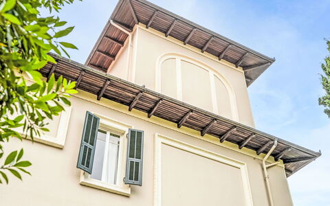 Villa Pinarello: Indretning, Træ, Gulvbelægning, Loft, Etage, Værelse, Møbel, Belysning, Bejdse, Hårdttræ