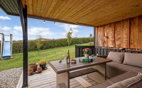 Benite - 600M from the Sea: Sommerhus, Backyard, Gård, Garden Bygninger, Skur, Sidespor, Udendørs Møbler, Bjælkehytte, Udendørs Struktur, Hytte