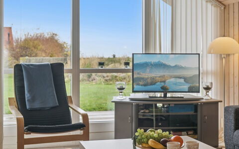 Terne - 90M from the Sea: Møbel, Indretning, Television, Elektronisk Apparat, Fjernsyn, Stue, Gulvbelægning, Stol, Bord