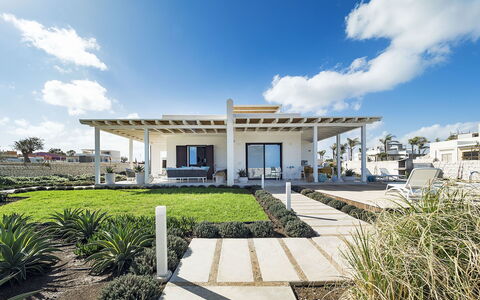 Timo: Land Lot, Skygge, Estate, Udendørs Struktur, Have, Landscaping, Kolonne, Pergola, Villa