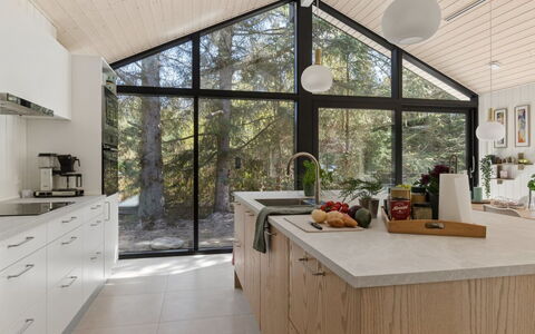 Antonina - 775M from the Sea: Indretning, Køkken, Træ, Loft, Countertop, Gulvbelægning, Møbel, Lysarmatur, Etage, Hjem