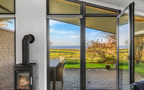 Sigbrit - 100M from the Sea: Trægulve, Hårdttræ, Veranda, Bejdse, Stol, Dæk, Eco Hotel, Stueplante, Udendørs Struktur, Dagslys