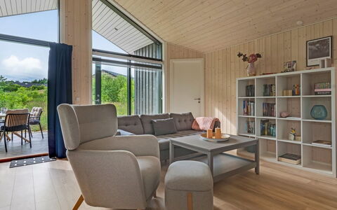 Jelisaveta - 45Km from the Sea: Træ, Indretning, Gulvbelægning, Loft, Møbel, Etage, Couch, Stue, Hjem, Værelse