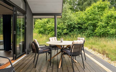 Jelisaveta - 45Km from the Sea: Træ, Møbel, Stol, Udendørs Møbler, Køkken & Spisebord, Dæk, Udendørs Bord, Hårdttræ, Veranda, Bejdse