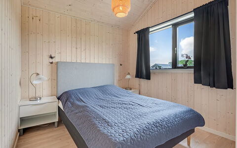 Jelisaveta - 45Km from the Sea: Seng, Soveværelse, Indretning, Træ, Loft, Gulvbelægning, Sengetøj, Etage, Sengetøj, Møbel