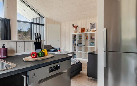 Jelisaveta - 45Km from the Sea: Køkken, Indretning, Møbel, Køkken Apparat, Gulvbelægning, Træ, Større Bandage, Loft, Countertop, Etage