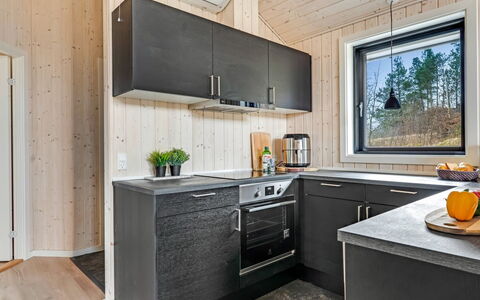 Jelisaveta - 45Km from the Sea: Træ, Køkken, Køkken Apparat, Større Bandage, Countertop, Hårdttræ, Husholdningsapparat, Bejdse, Komfur, Komfur